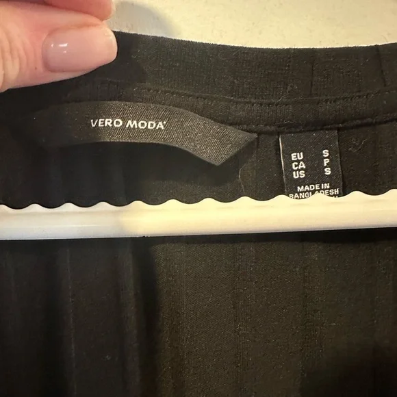 Vero Moda | Black Ribbed Fitted Tee - Picture 4 of 6